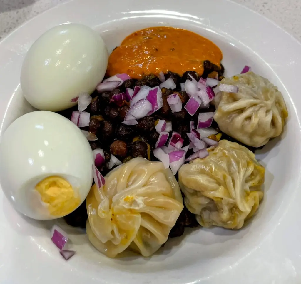 Steamed momos with chilli-sesame dipping sauce